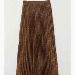 NWOT H&M brown/snakeskin pleated midi skirt